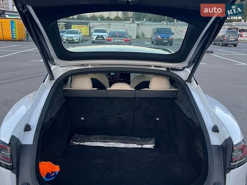 Лифтбек Tesla Model S 2022 в Львове