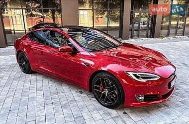 Лифтбек Tesla Model S 2019 в Черновцах
