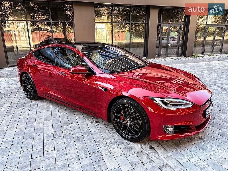 Лифтбек Tesla Model S 2019 в Черновцах