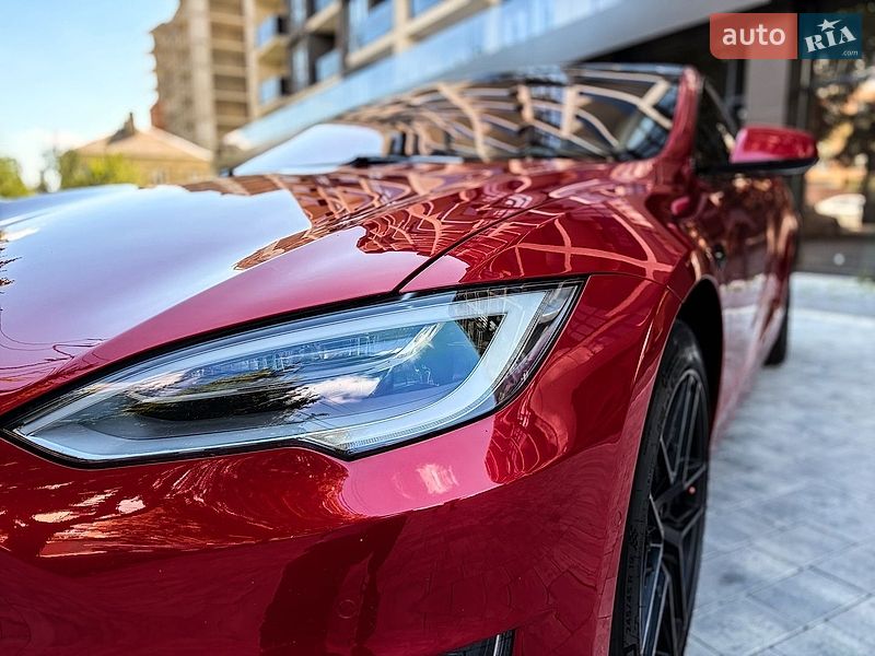Лифтбек Tesla Model S 2019 в Черновцах