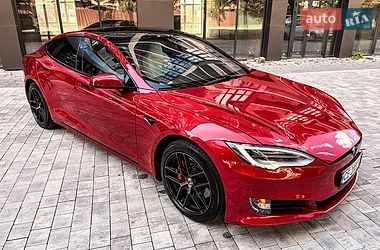 Лифтбек Tesla Model S 2019 в Черновцах