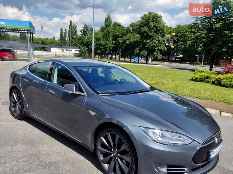 Ліфтбек Tesla Model S 2014 в Кременчуці