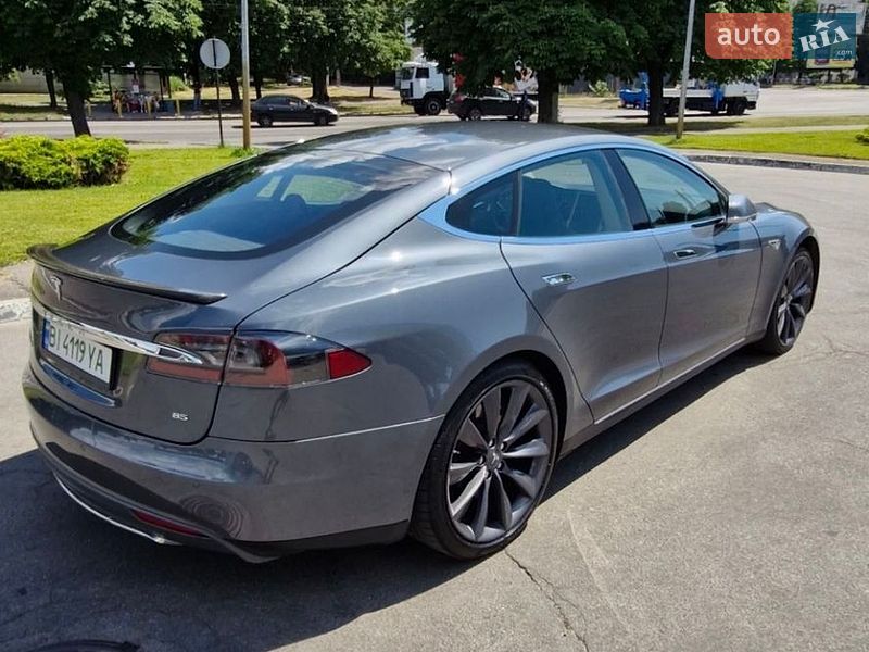 Ліфтбек Tesla Model S 2014 в Кременчуці