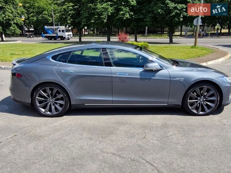 Ліфтбек Tesla Model S 2014 в Кременчуці