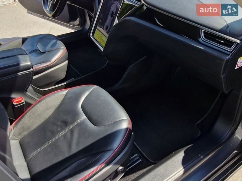 Ліфтбек Tesla Model S 2014 в Кременчуці
