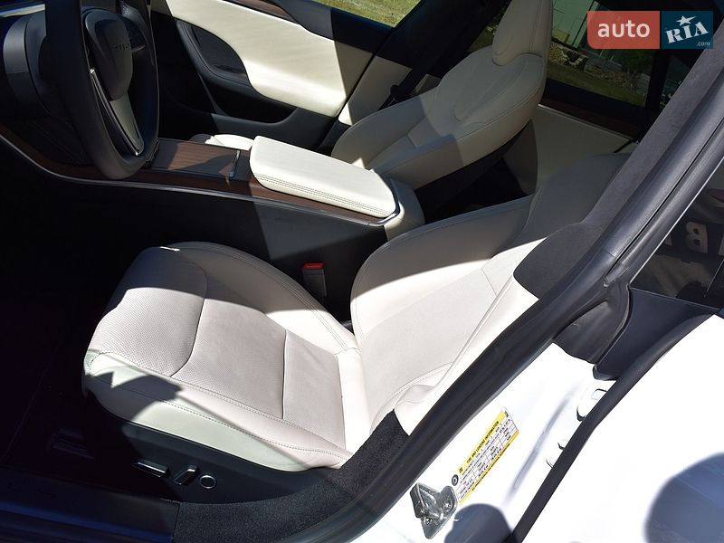 Лифтбек Tesla Model S 2023 в Дрогобыче