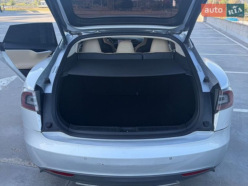 Ліфтбек Tesla Model S 2015 в Києві