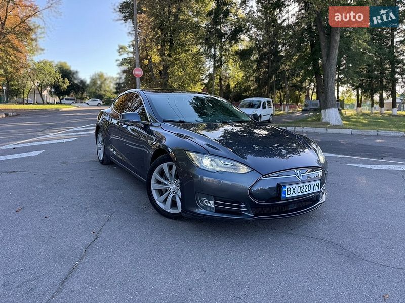Лифтбек Tesla Model S 2015 в Виннице