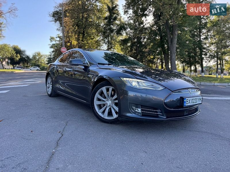 Лифтбек Tesla Model S 2015 в Виннице