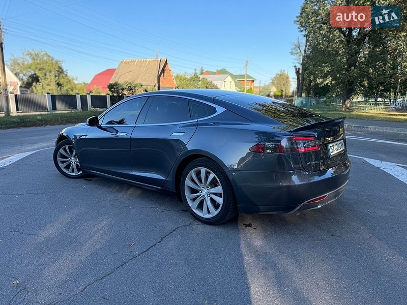 Лифтбек Tesla Model S 2015 в Виннице