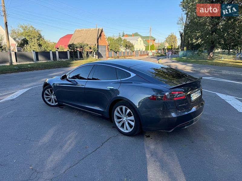 Лифтбек Tesla Model S 2015 в Виннице