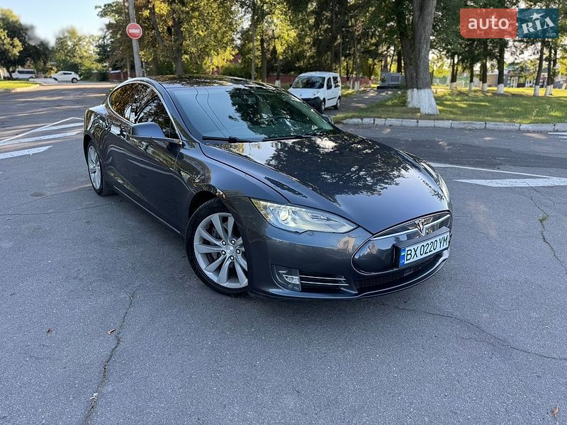 Лифтбек Tesla Model S 2015 в Виннице