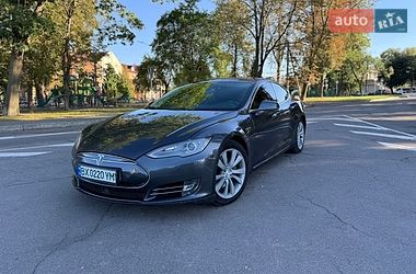 Лифтбек Tesla Model S 2015 в Виннице
