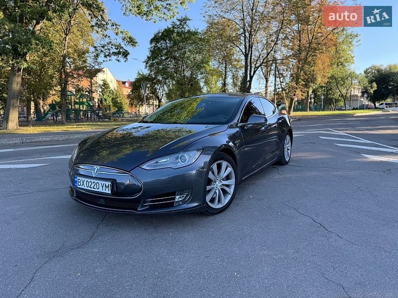 Лифтбек Tesla Model S 2015 в Виннице