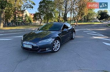Лифтбек Tesla Model S 2015 в Виннице