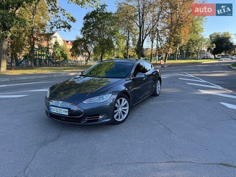 Лифтбек Tesla Model S 2015 в Виннице