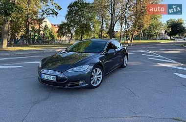 Лифтбек Tesla Model S 2015 в Виннице