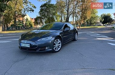 Лифтбек Tesla Model S 2015 в Виннице