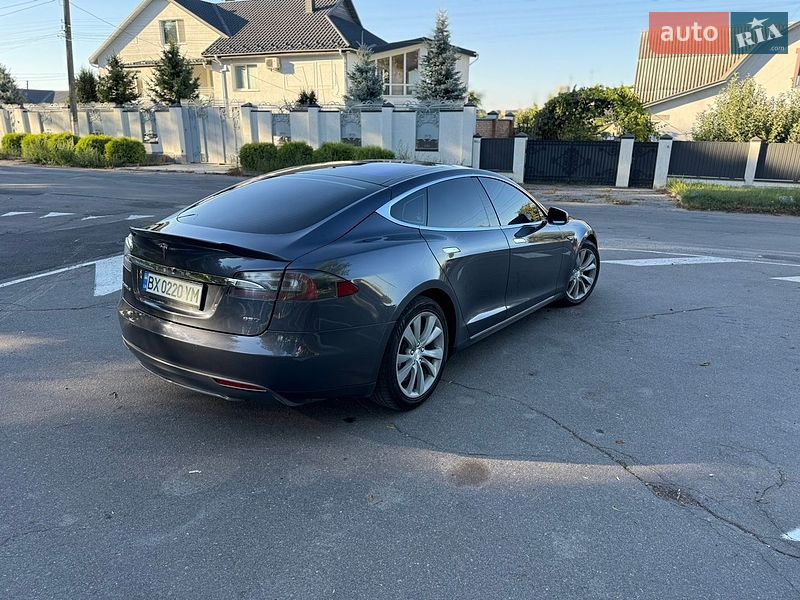 Лифтбек Tesla Model S 2015 в Виннице