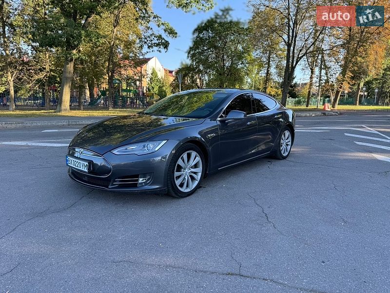 Лифтбек Tesla Model S 2015 в Виннице