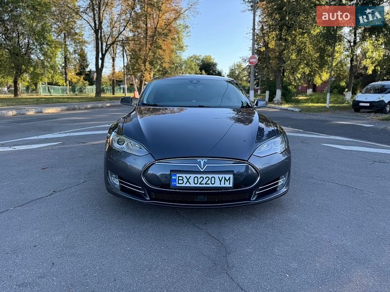 Лифтбек Tesla Model S 2015 в Виннице