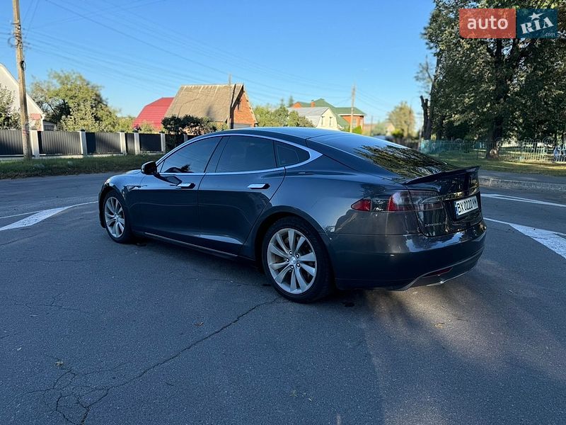 Лифтбек Tesla Model S 2015 в Виннице
