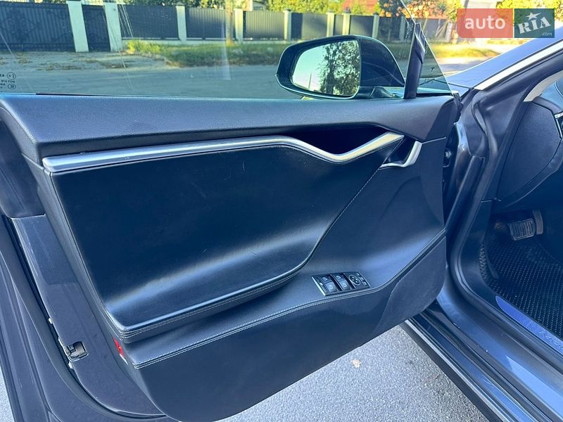 Лифтбек Tesla Model S 2015 в Виннице