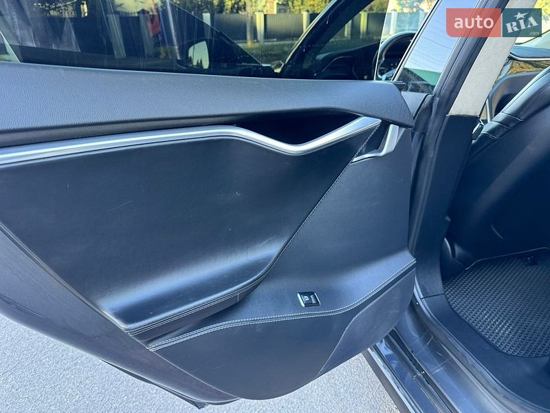 Лифтбек Tesla Model S 2015 в Виннице