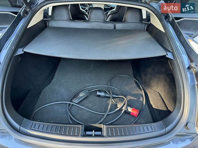 Лифтбек Tesla Model S 2015 в Виннице