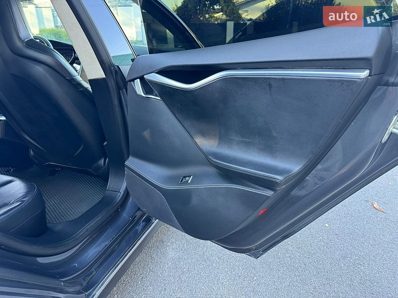 Лифтбек Tesla Model S 2015 в Виннице