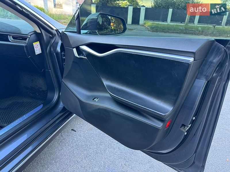 Лифтбек Tesla Model S 2015 в Виннице