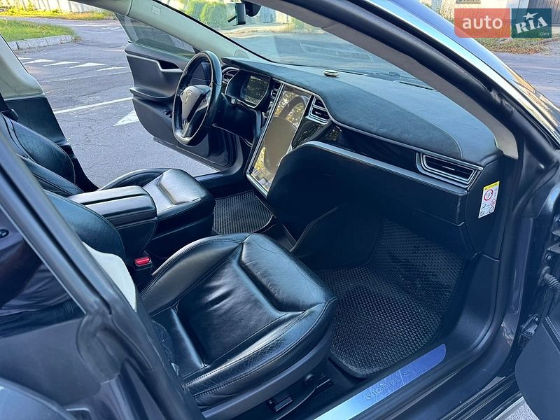 Лифтбек Tesla Model S 2015 в Виннице
