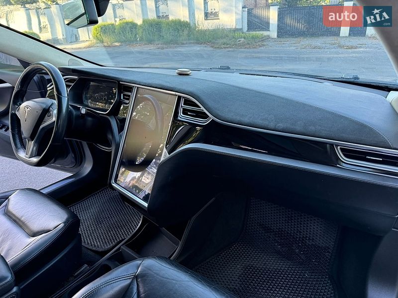 Лифтбек Tesla Model S 2015 в Виннице