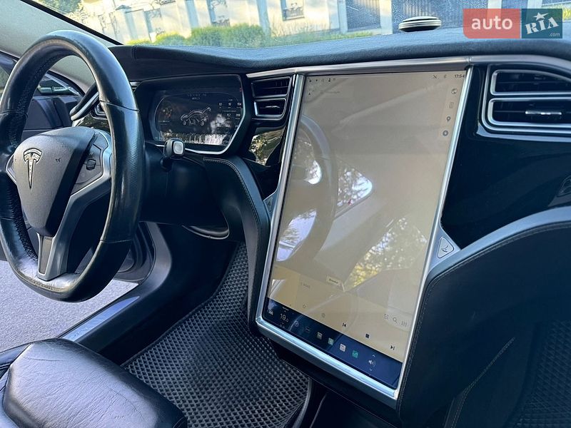 Лифтбек Tesla Model S 2015 в Виннице