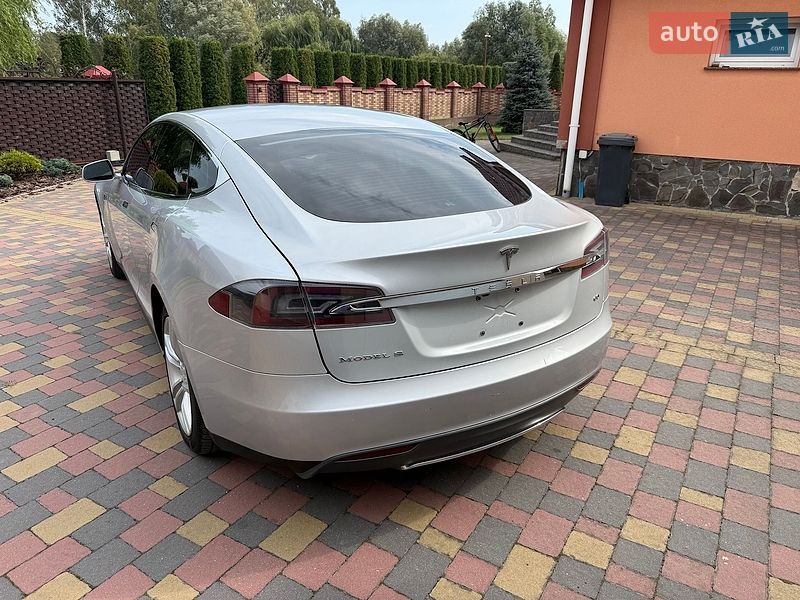 Ліфтбек Tesla Model S 2013 в Дубні