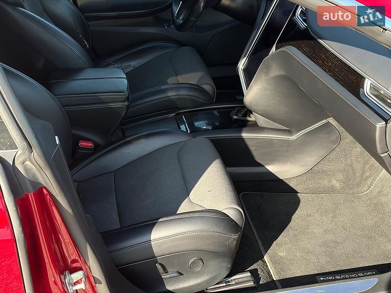 Лифтбек Tesla Model S 2018 в Львове