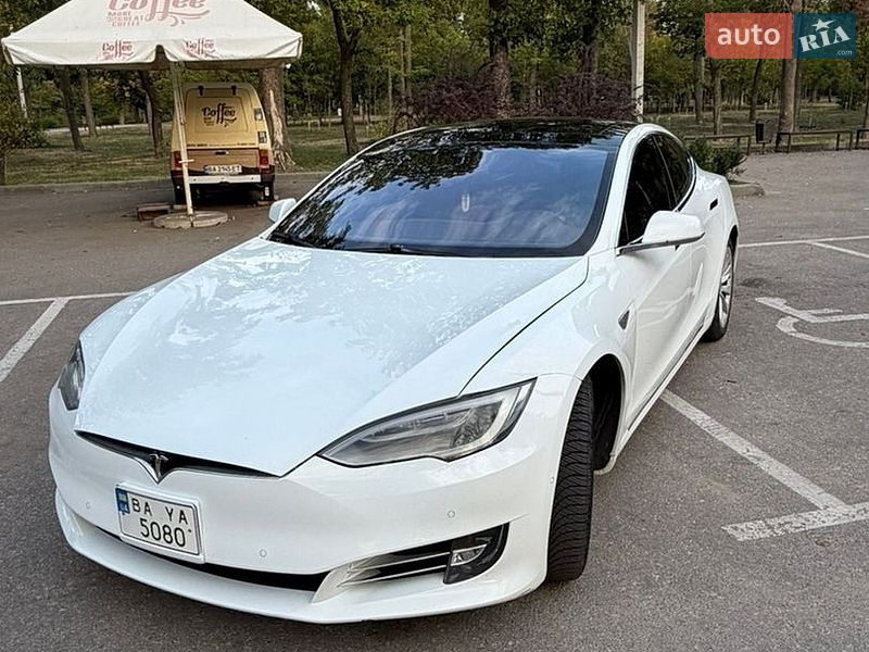 Лифтбек Tesla Model S 2016 в Кропивницком