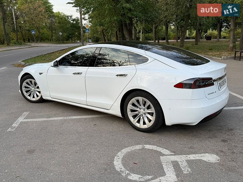 Лифтбек Tesla Model S 2016 в Кропивницком