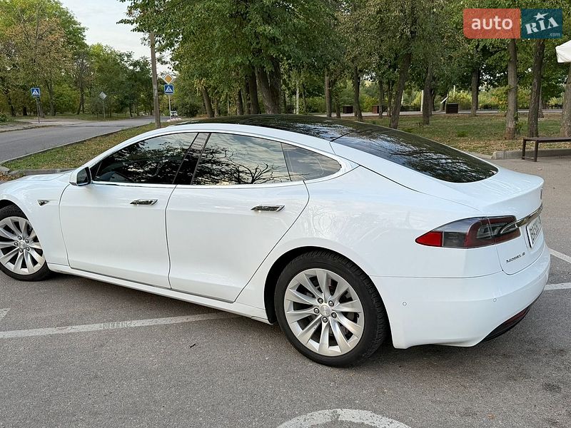 Лифтбек Tesla Model S 2016 в Кропивницком