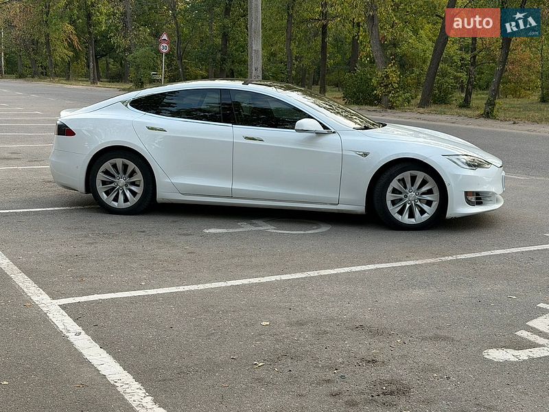 Лифтбек Tesla Model S 2016 в Кропивницком