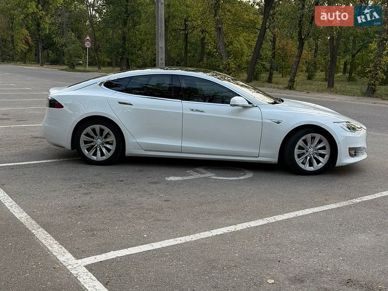 Лифтбек Tesla Model S 2016 в Кропивницком