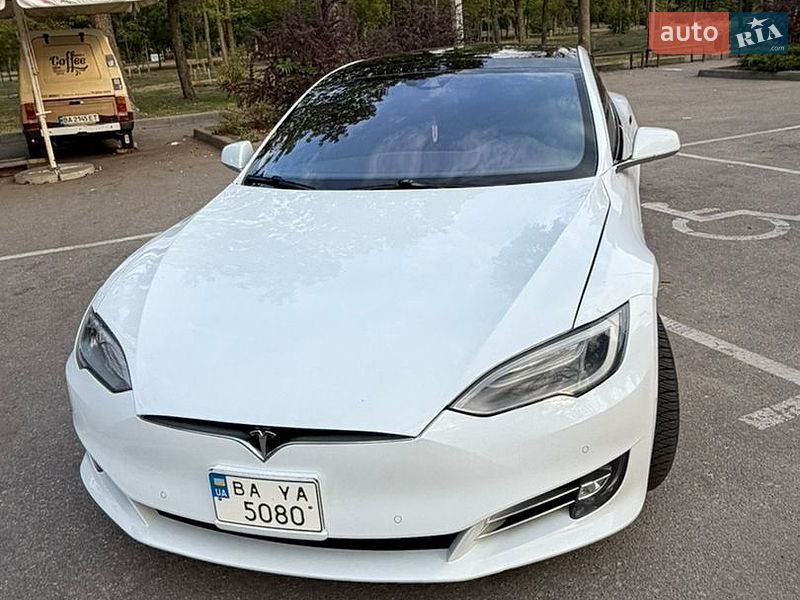 Лифтбек Tesla Model S 2016 в Кропивницком