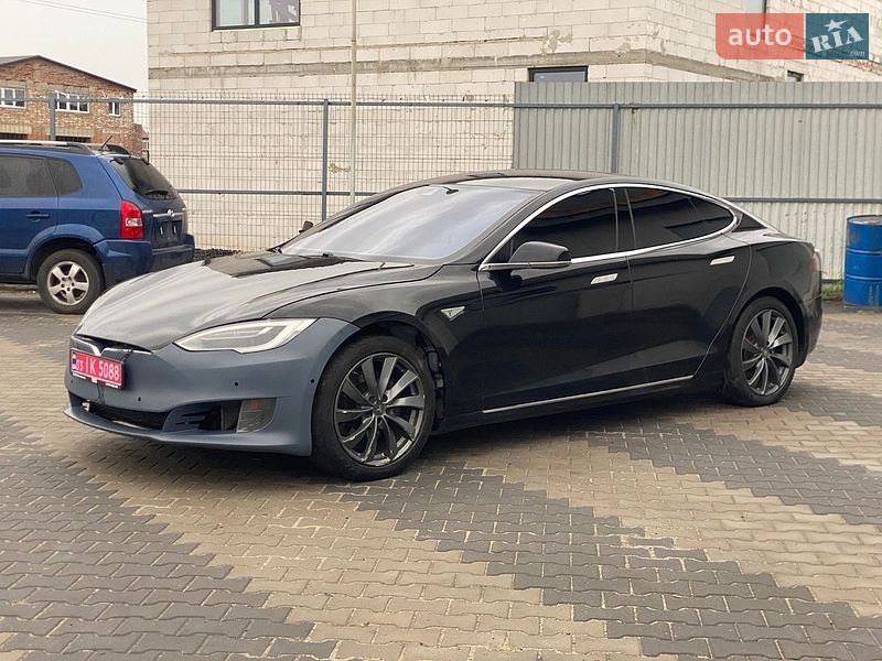 Лифтбек Tesla Model S 2016 в Луцке