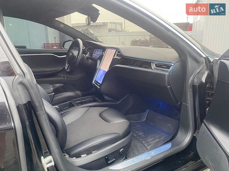 Лифтбек Tesla Model S 2016 в Луцке