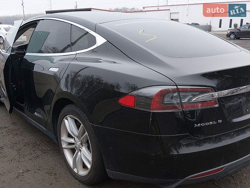 Ліфтбек Tesla Model S 2014 в Львові
