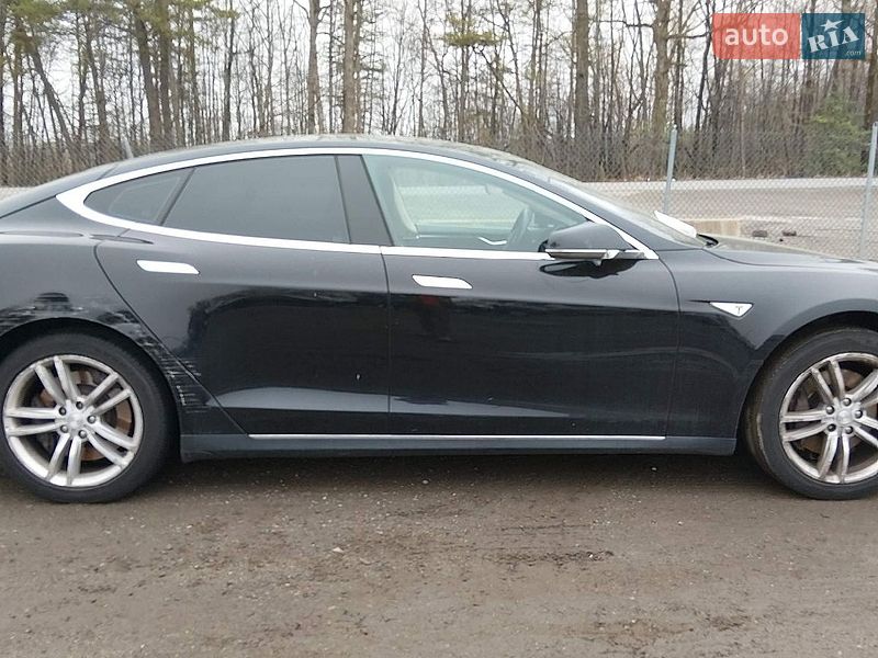 Ліфтбек Tesla Model S 2014 в Львові