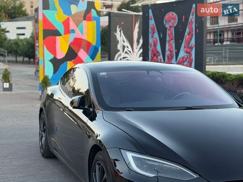 Лифтбек Tesla Model S 2017 в Луцке