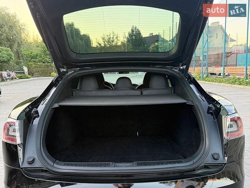 Лифтбек Tesla Model S 2017 в Луцке
