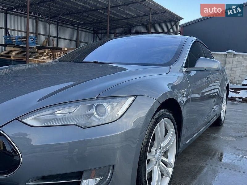 Лифтбек Tesla Model S 2013 в Долине