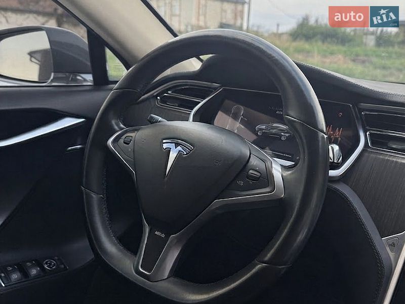 Лифтбек Tesla Model S 2013 в Долине